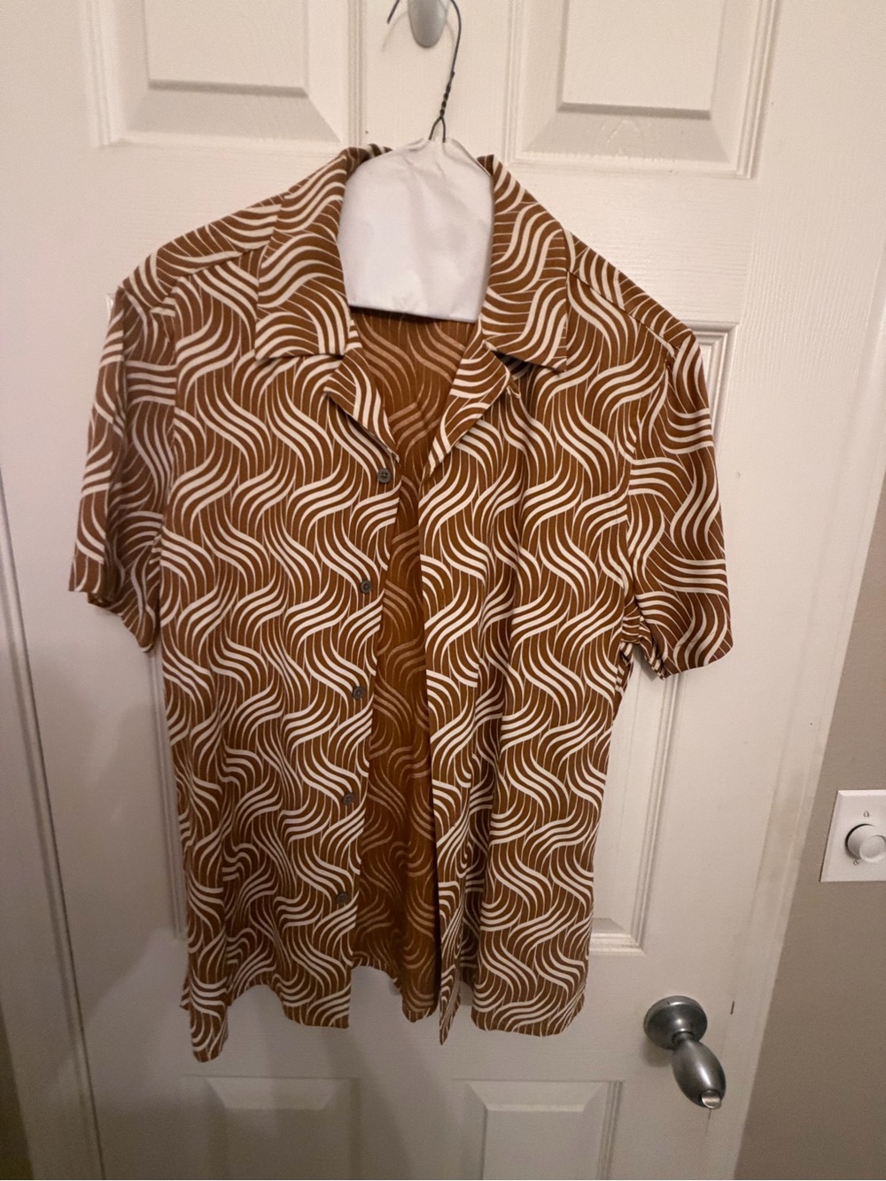 Brown & White Wave Print Express Short Sleeve Shirt